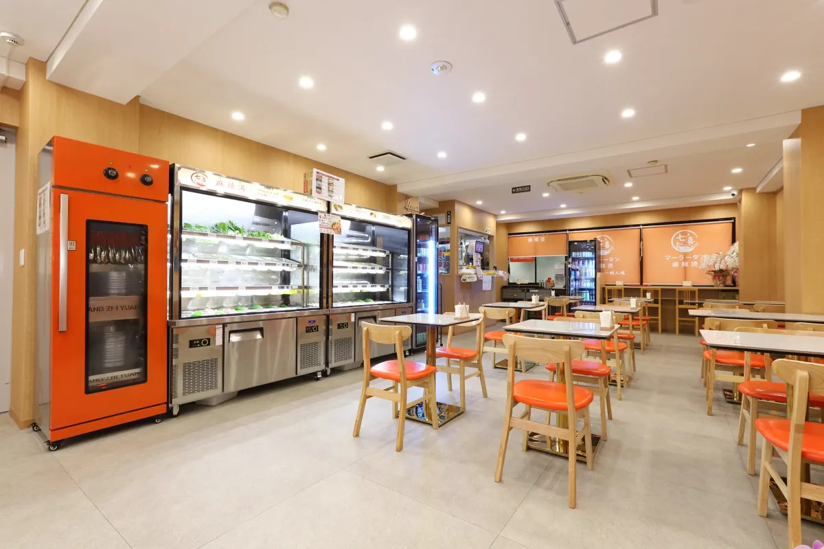 店内の様子（具材ケースとテーブル席）