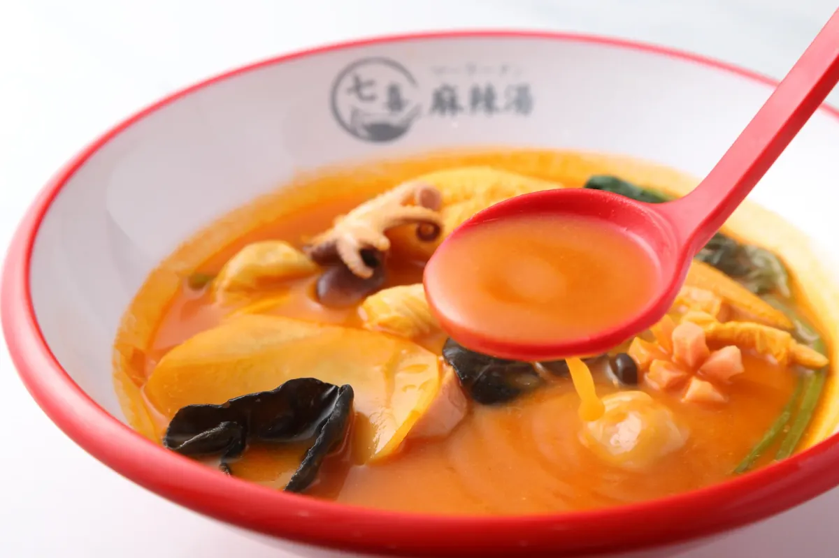 れんげですくった麻辣湯のスープ