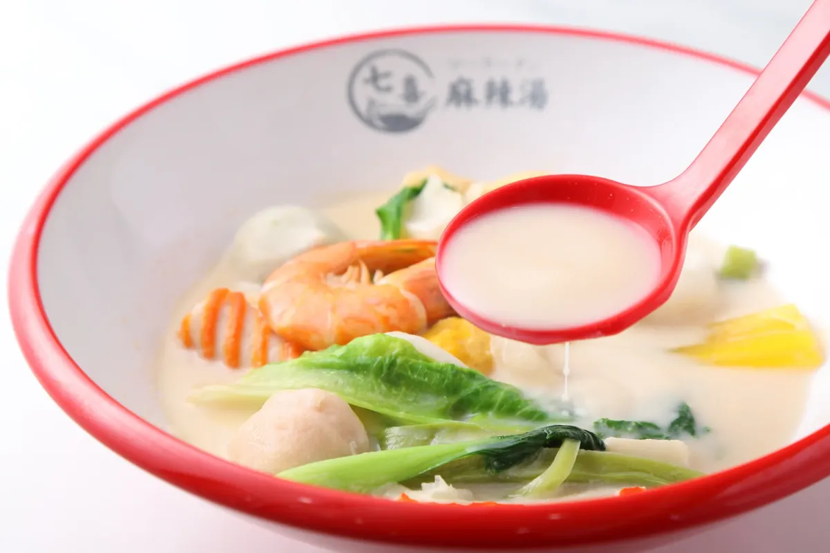 白湯スープをれんげですくう様子
