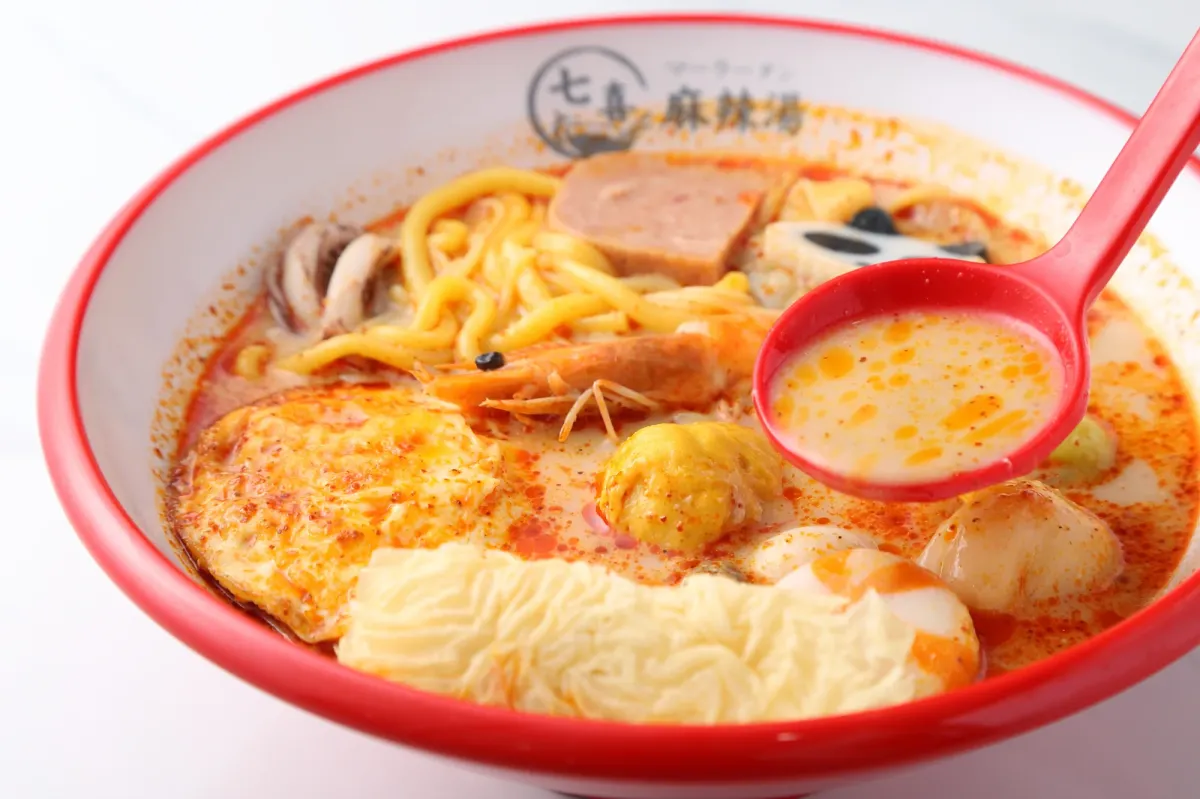 スープをれんげですくう様子