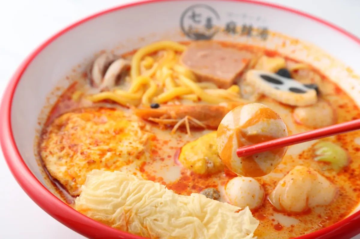 具材を箸で持ち上げた麻辣湯