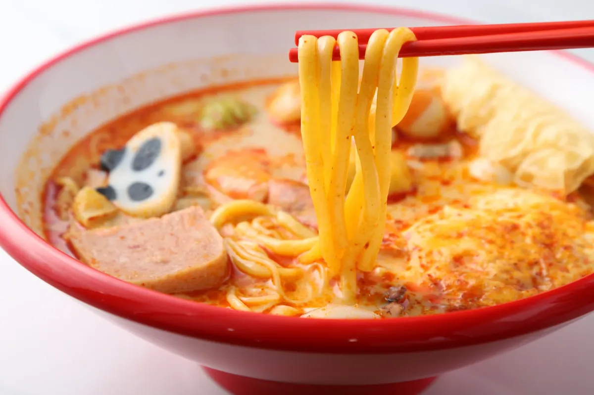麺を箸で持ち上げた麻辣湯